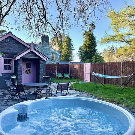 Tiny Romantic Retreat With Hot Tub On A Country Estate Near Cardigan Bay In Eryri Snowdonia 란베드르 외부 사진