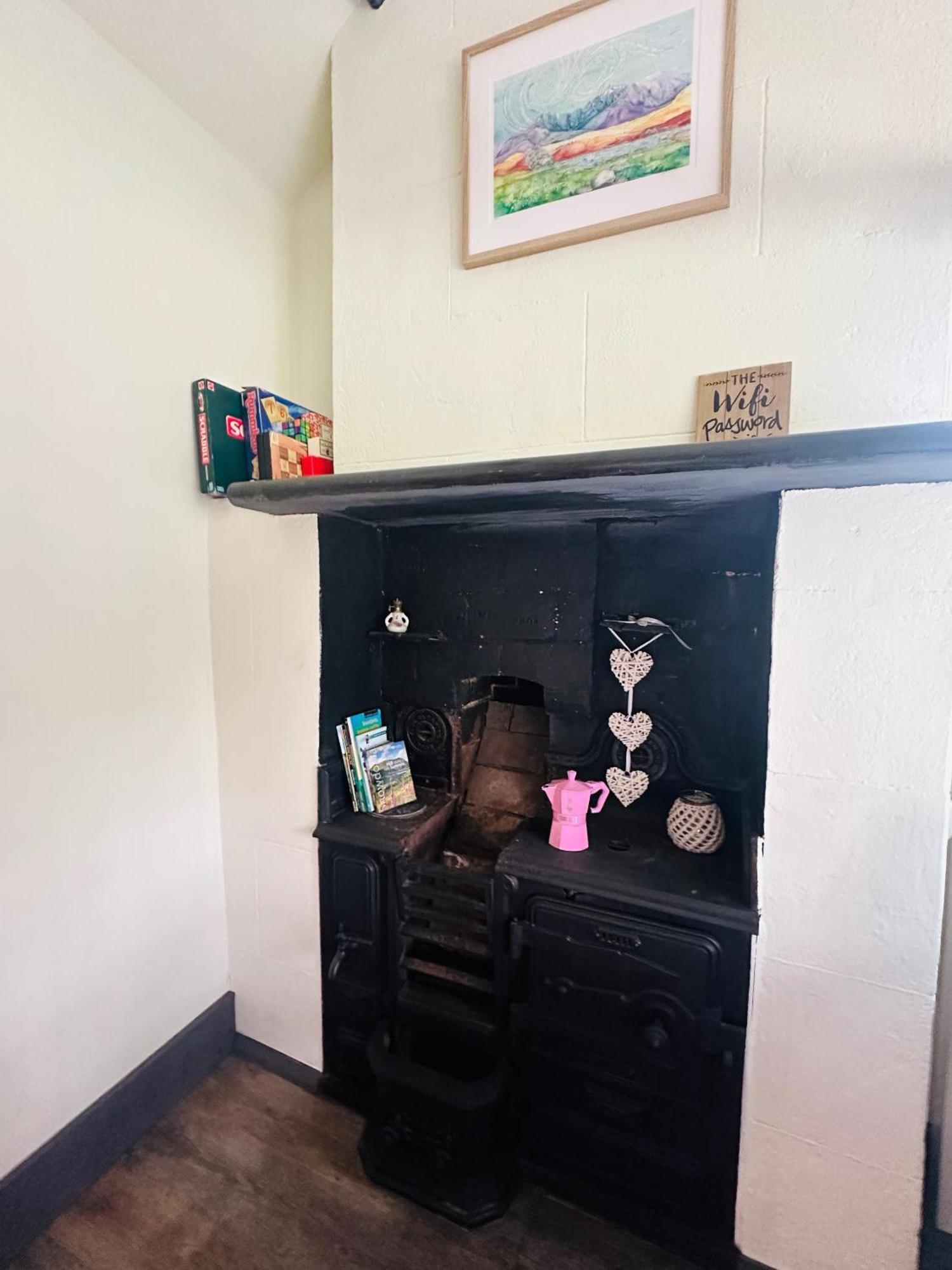 Tiny Romantic Retreat With Hot Tub On A Country Estate Near Cardigan Bay In Eryri Snowdonia 란베드르 외부 사진