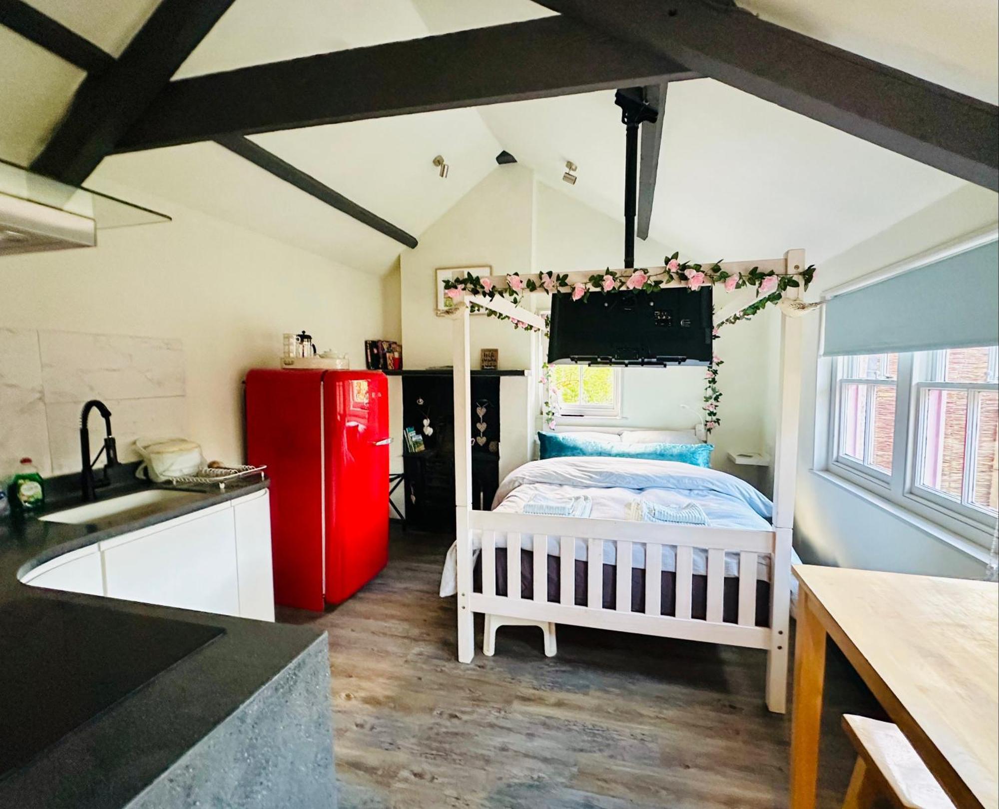 Tiny Romantic Retreat With Hot Tub On A Country Estate Near Cardigan Bay In Eryri Snowdonia 란베드르 외부 사진