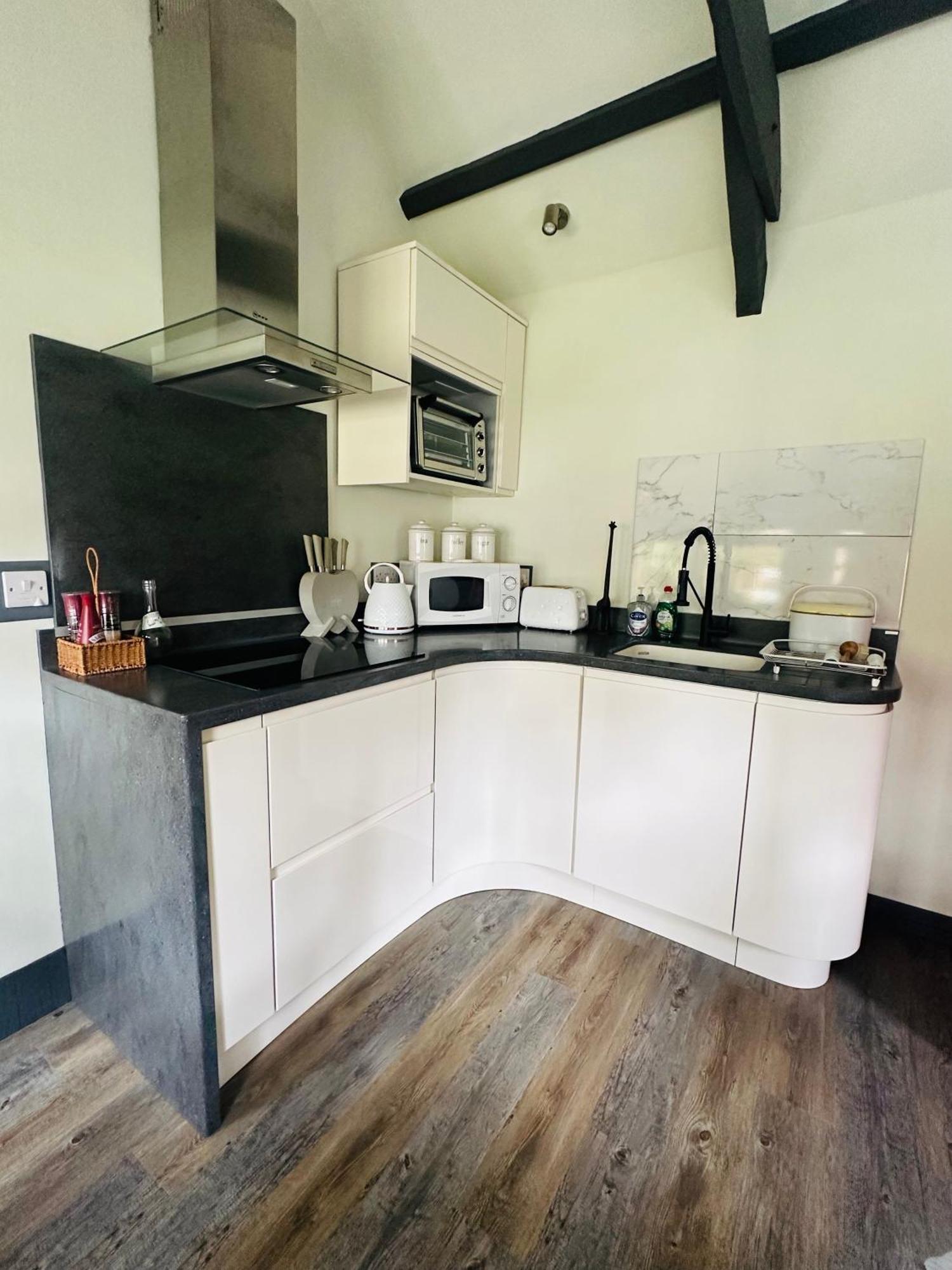 Tiny Romantic Retreat With Hot Tub On A Country Estate Near Cardigan Bay In Eryri Snowdonia 란베드르 외부 사진
