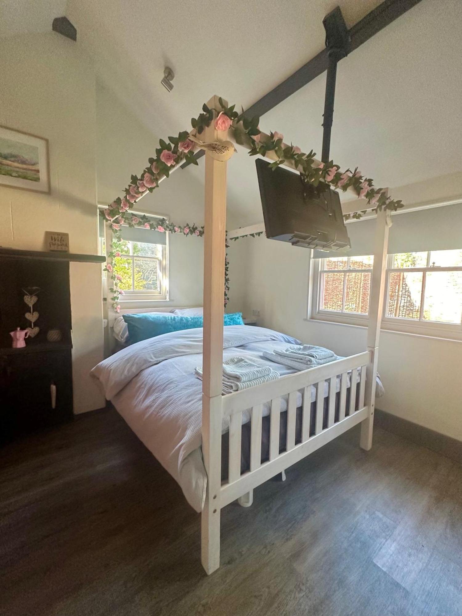Tiny Romantic Retreat With Hot Tub On A Country Estate Near Cardigan Bay In Eryri Snowdonia 란베드르 외부 사진