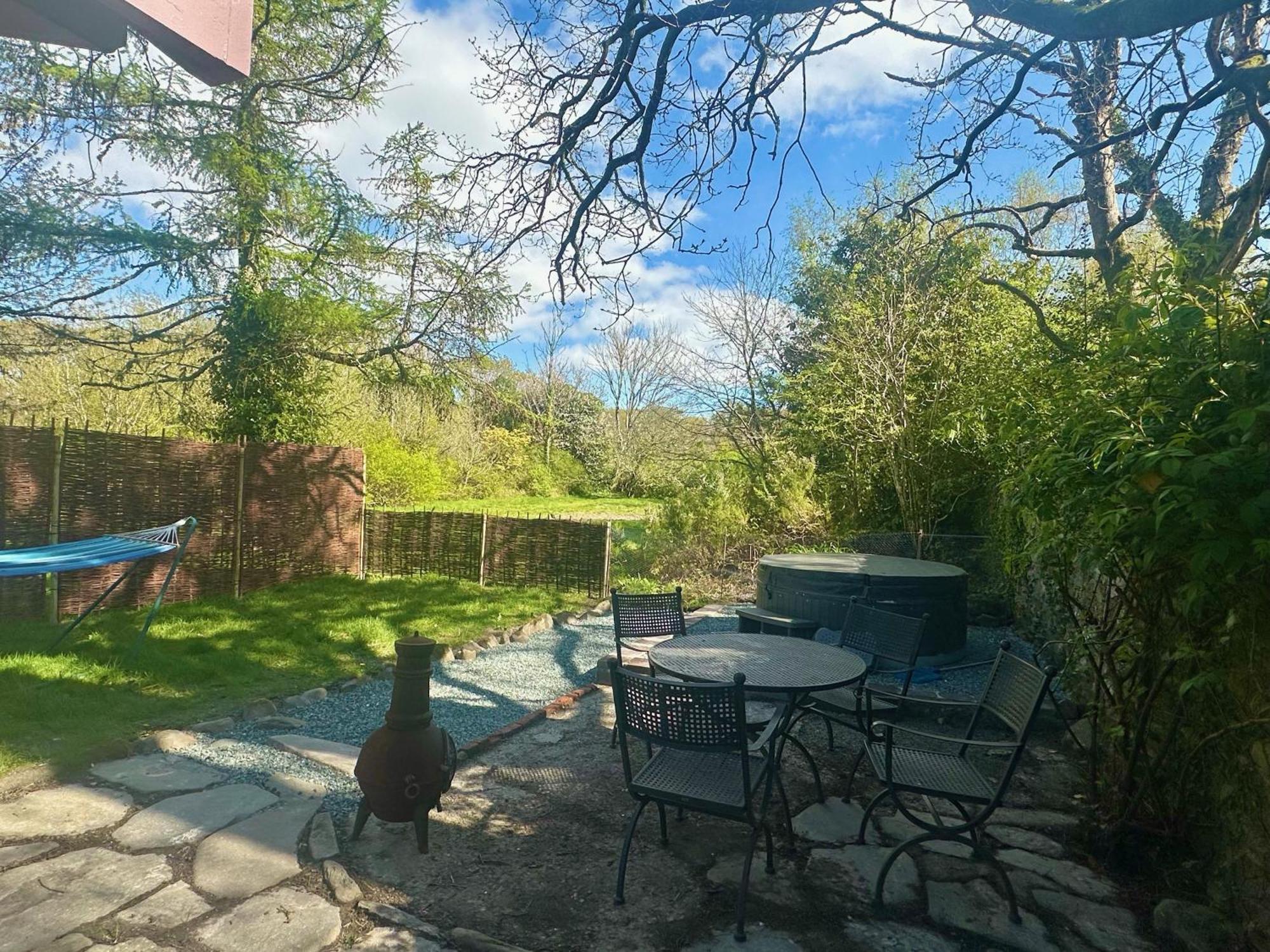 Tiny Romantic Retreat With Hot Tub On A Country Estate Near Cardigan Bay In Eryri Snowdonia 란베드르 외부 사진