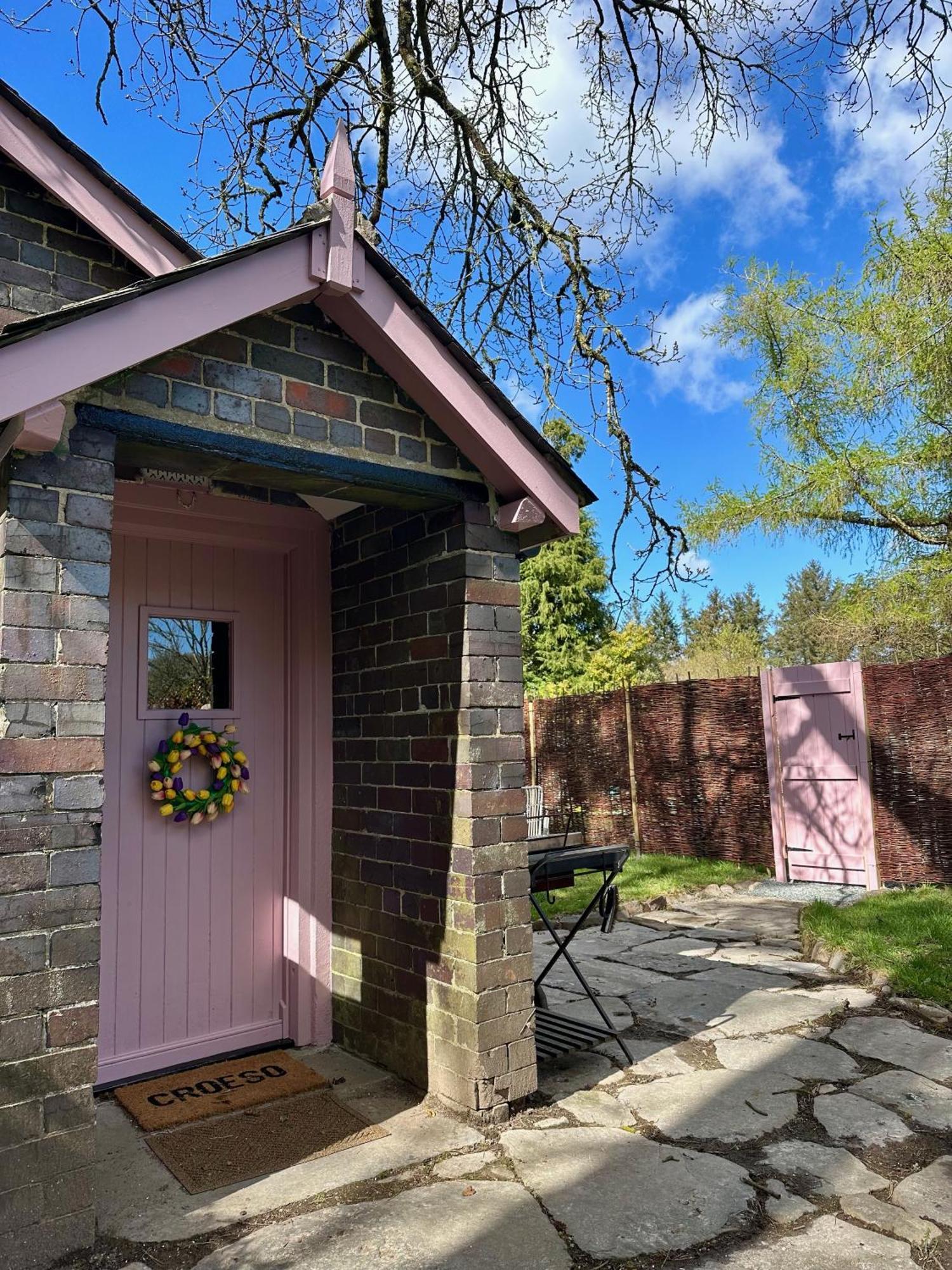 Tiny Romantic Retreat With Hot Tub On A Country Estate Near Cardigan Bay In Eryri Snowdonia 란베드르 외부 사진