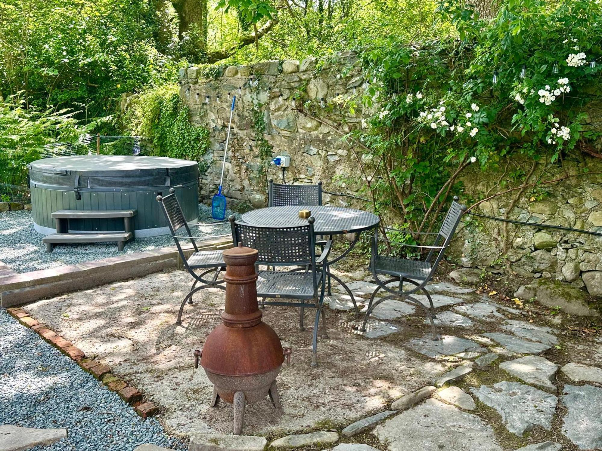 Tiny Romantic Retreat With Hot Tub On A Country Estate Near Cardigan Bay In Eryri Snowdonia 란베드르 외부 사진